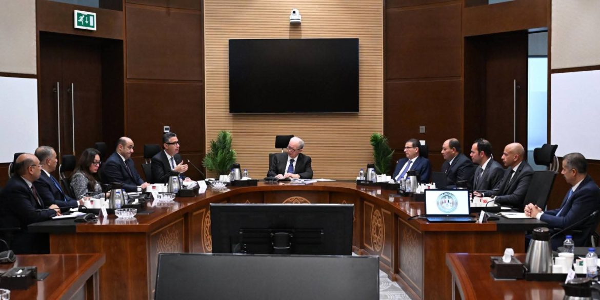 نائب رئيس الوزراء يتابع جهود الحكومة لتوفير السلع الأساسية للمواطنين