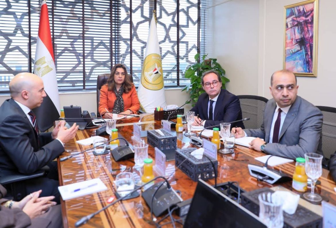 وزيرة التنمية المحلية تبحث دعم الاقتصاد الدائري وخفض الانبعاثات مع «لوريال»