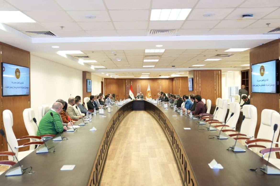 وزير العمل يبحث تنظيم قطاع توصيل الطلبات وتوسيع الحماية الاجتماعية للعاملين