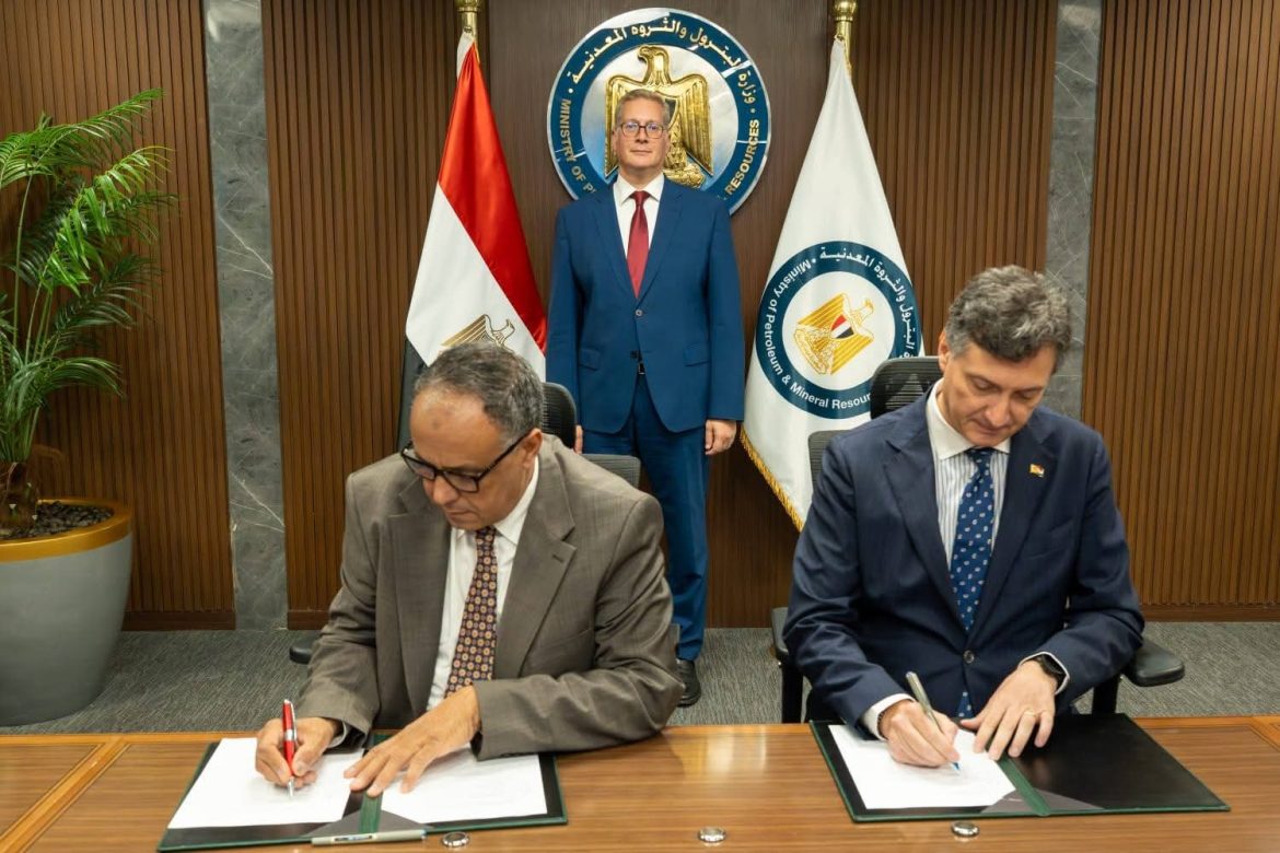 المصرية للبترول وإيني توقعان مذكرة نوايا لتجديد الالتزام بمنطقة شمال بورسعيد