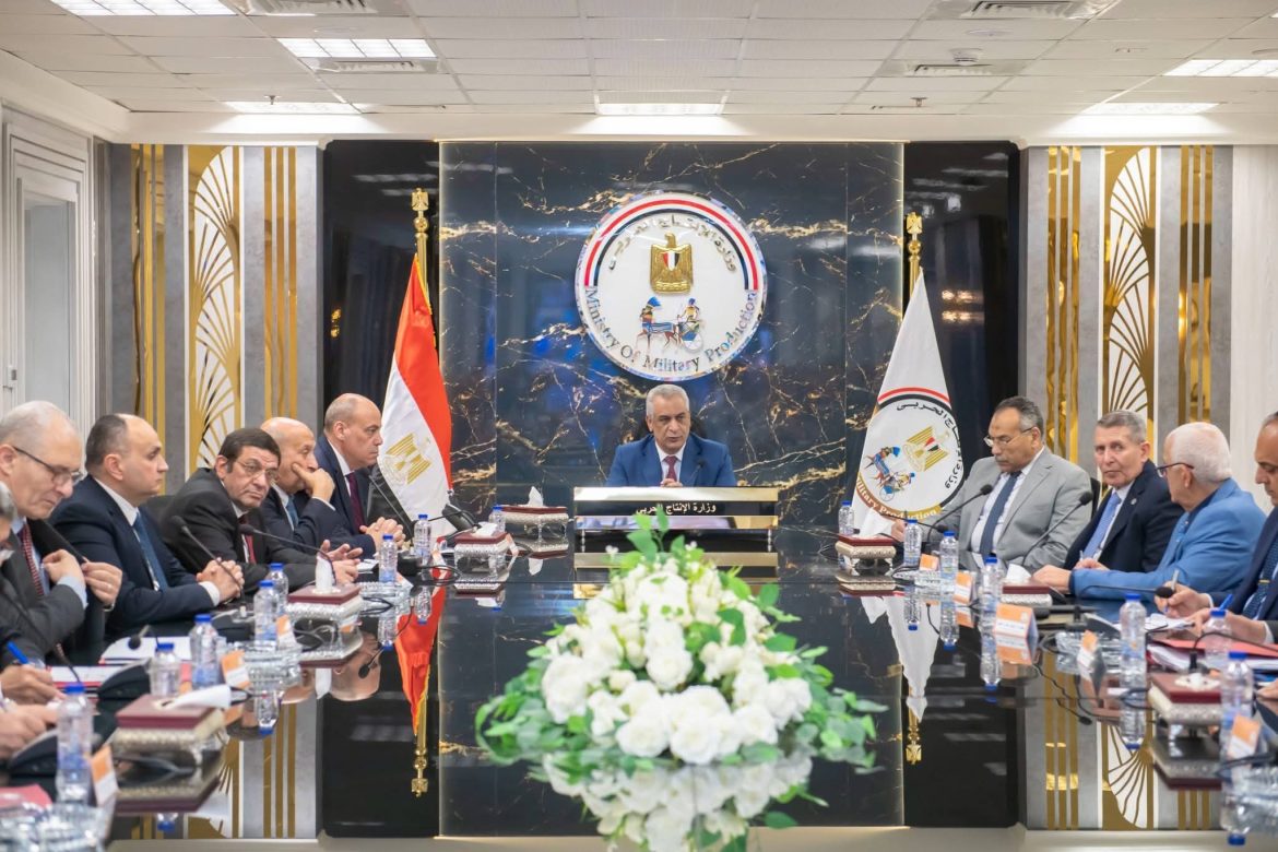وزير الإنتاج الحربي يوجّه بترشيد الكهرباء وتعزيز الدور الإعلامي بالشركات