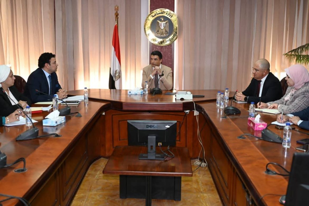 وزير الصناعة يدعم الصناعات الحرفية المصرية لتعزيز التصدير والهوية الوطنية