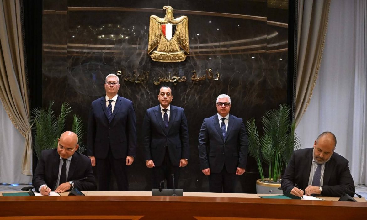 رئيس الوزراء يشهد توقيع عقد «بولي سيرف» بـ 215 مليون دولار