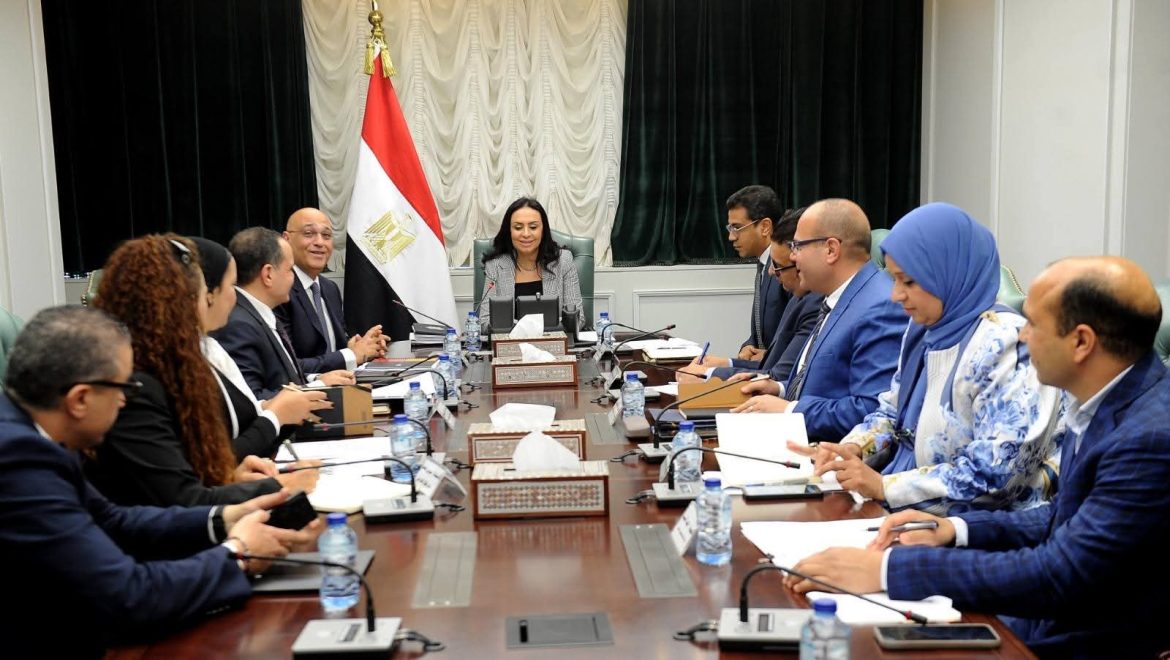 «التضامن» و«تنمية المشروعات» تبحثان تفعيل استراتيجية الحرف التراثية