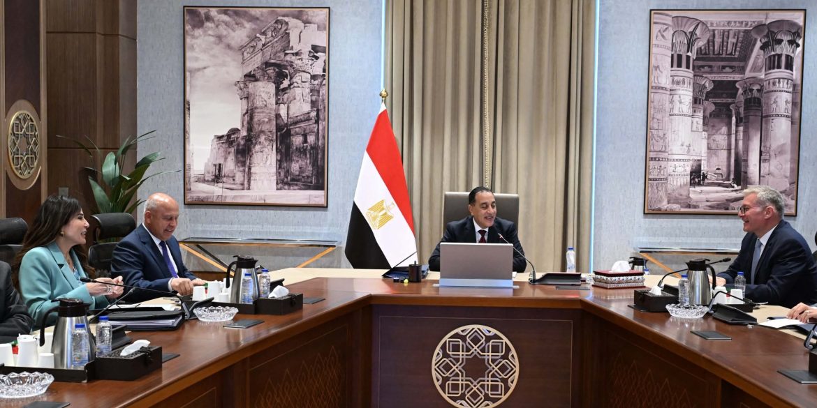 مدبولي يراجع قائمة مشروعات مؤجلة لتخفيف الضغط على الوقود