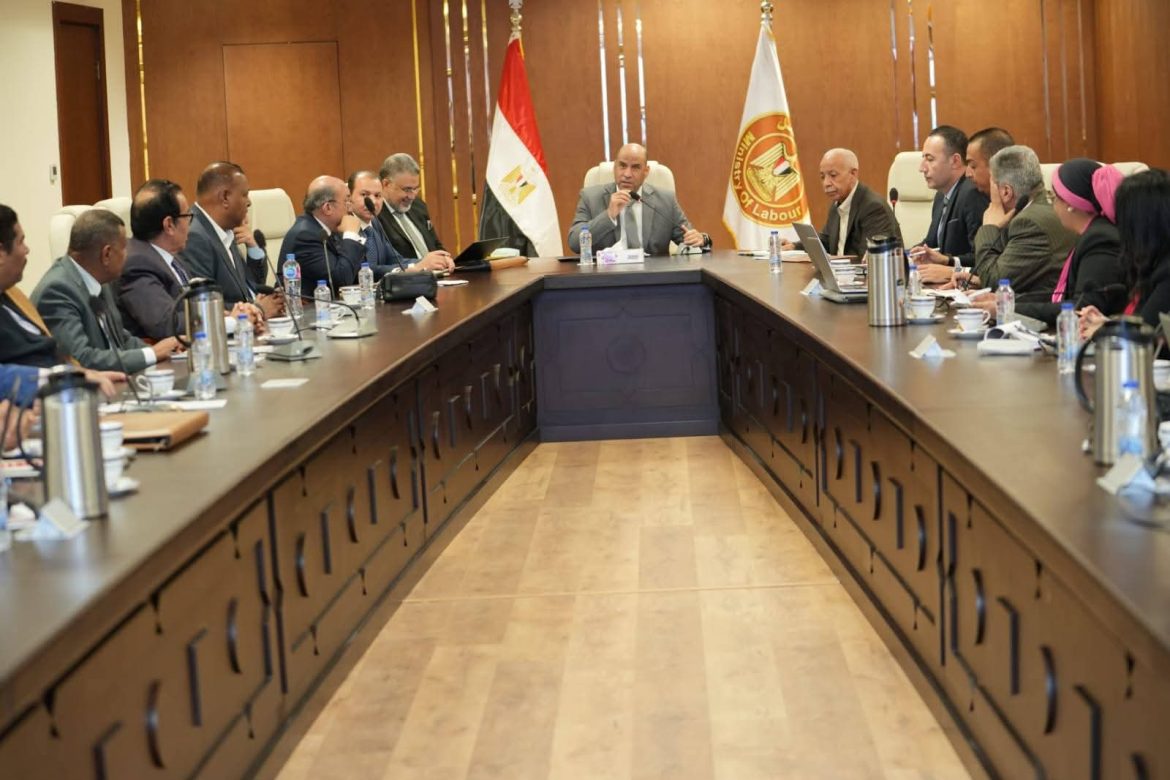 العمل: تشريعات جديدة للعمال والنقابات.. تفاصيل اجتماع الوزارة