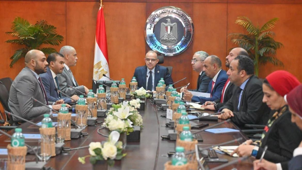 وزير الاستثمار يبحث مع «العربي» خطط التوسع الصناعي وزيادة المكون المحلي