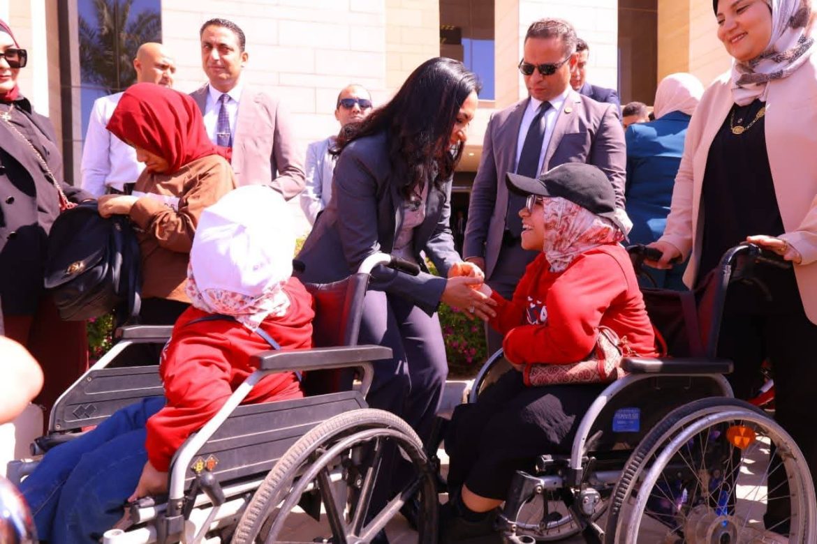 التضامن وبنك التعمير يقدمان دعمًا تقنيًا لطلاب الإعاقة البصرية والحركية