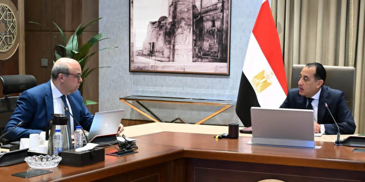 رئيس الوزراء يبحث التحول الرقمي بالمطارات.. وخطط زيادة السعة لـ60 مليون راكب