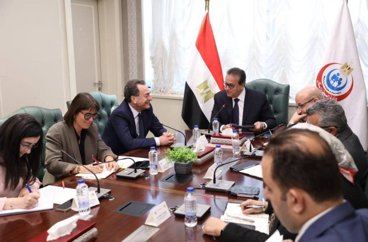 مصر وفرنسا تبحثان علاج أطفال فلسطين المصابين بالأورام