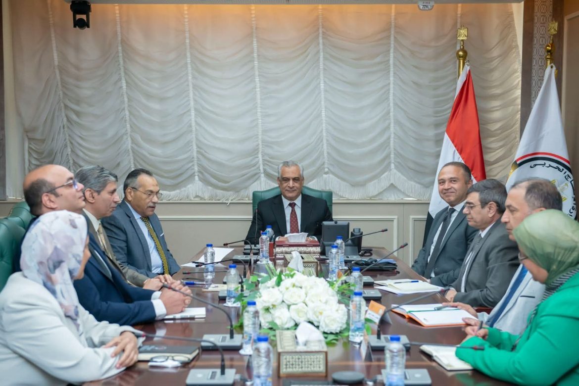 الإنتاج الحربي تبحث خفض البصمة الكربونية في المصانع