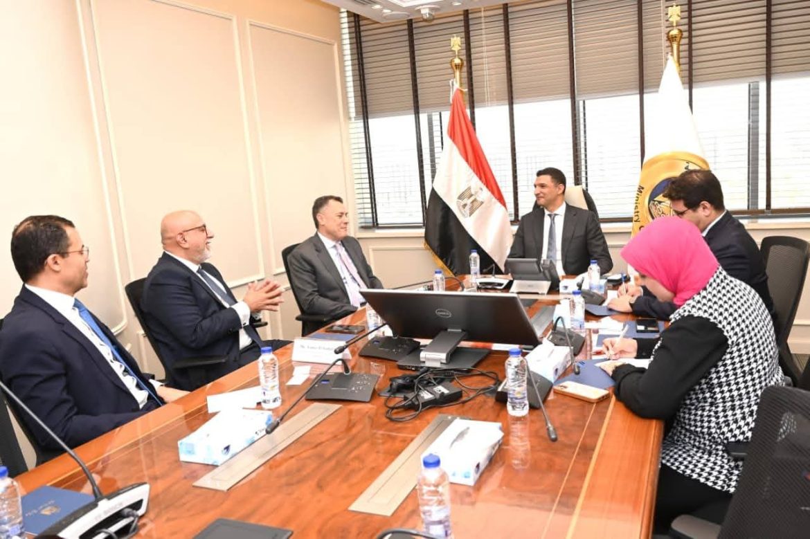 وزير الصناعة يبحث مع بنك أبوظبي الأول تعزيز تمويل المشروعات الصناعية