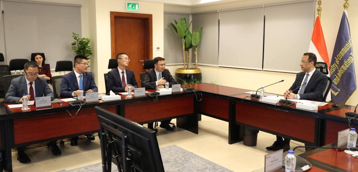 وزارة الاتصالات تبحث مع Huawei في الحوسبة السحابية والتكنولوجيا المتقدمة