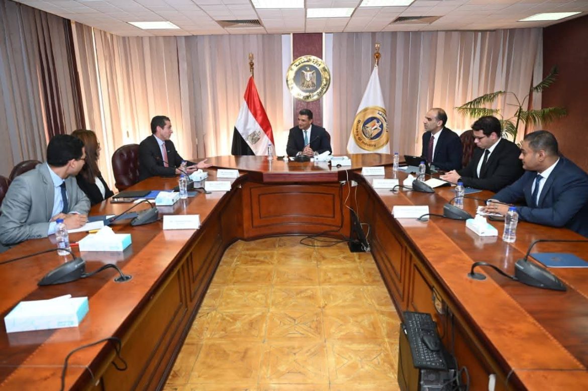 وزير الصناعة يبحث مع «سيمكس» التوسع والإنتاج الأخضر في سوق الأسمنت