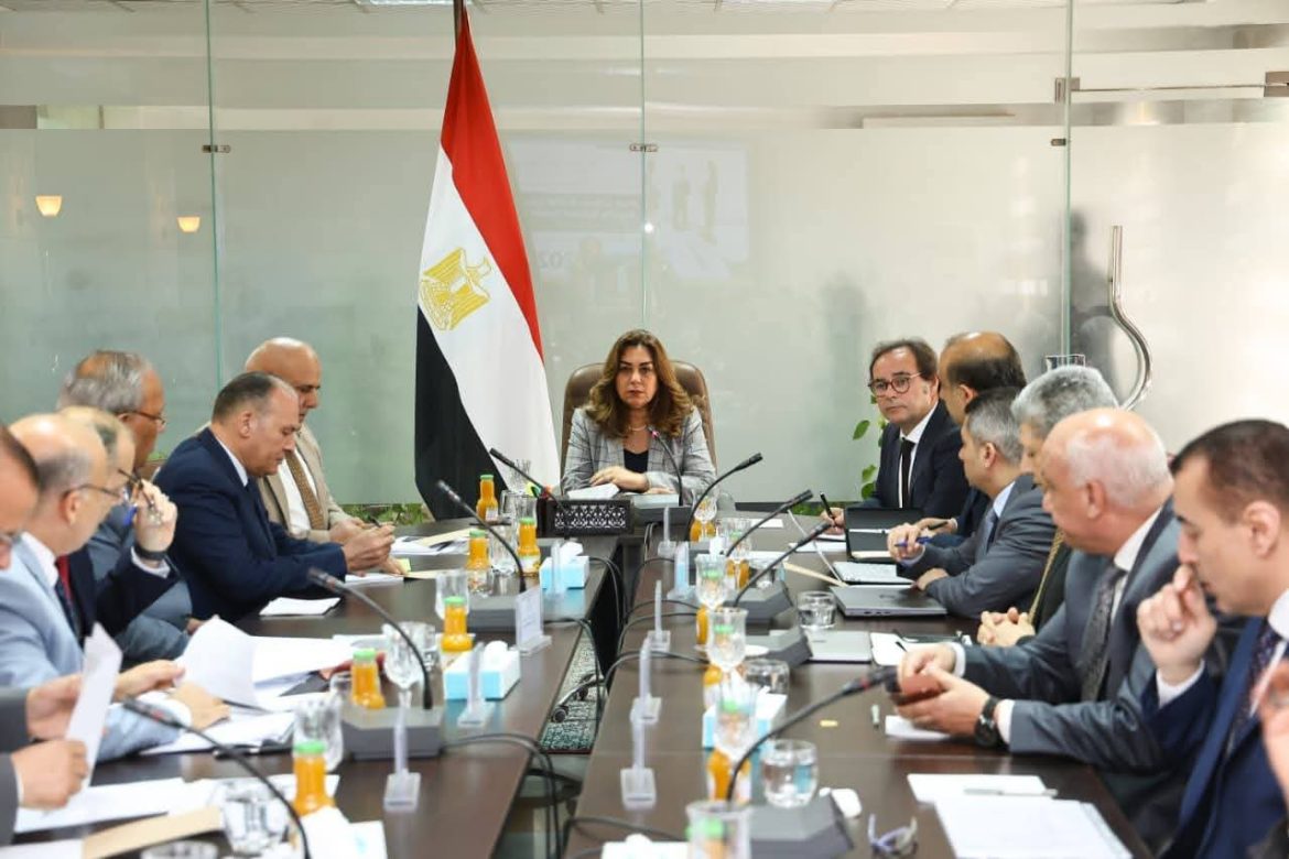 منال عوض تبحث موازنة 2026–2027 وتدعم التوسع في الاستثمارات الخضراء