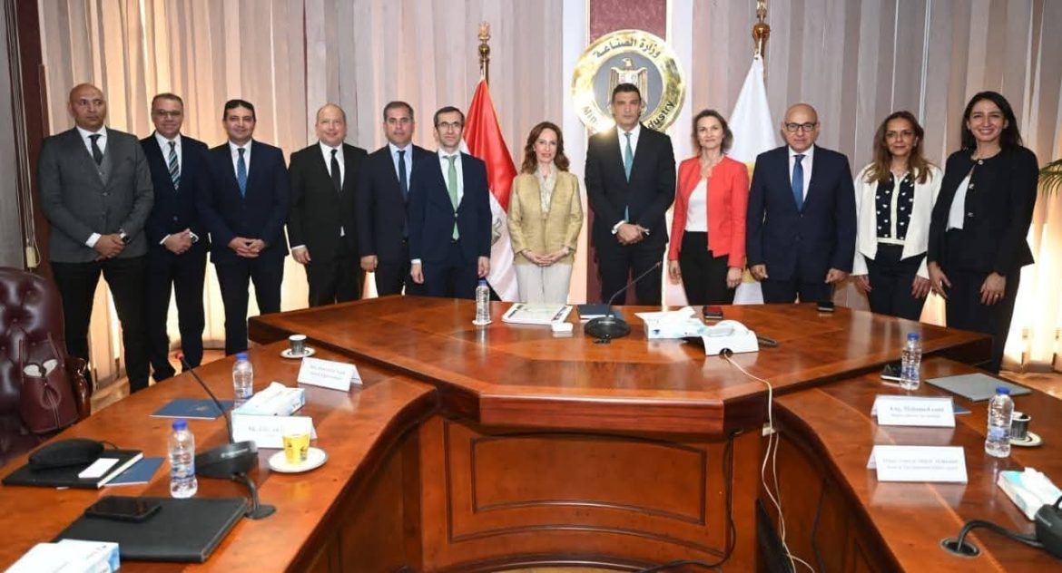 وزارة الصناعة: 1000 فرصة عمل.. مشروع صناعي ضخم للزجاج في مصر