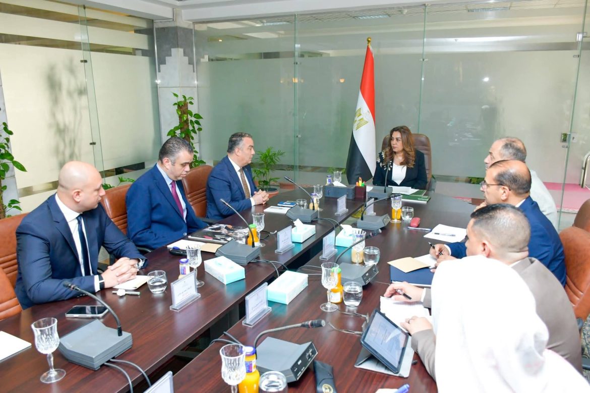 وزيرة التنمية المحلية تبحث رقمنة الميكروباص في المحافظات