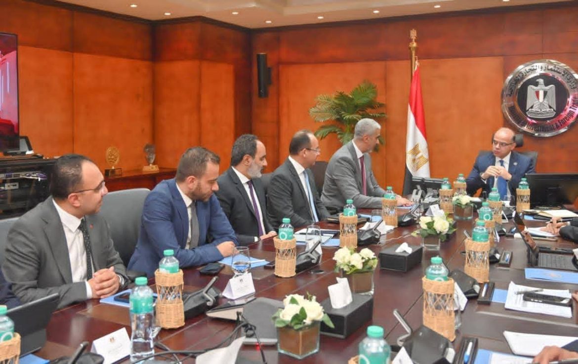 وزير الاستثمار يبحث مع ڤودافون تسريع التحول الرقمي