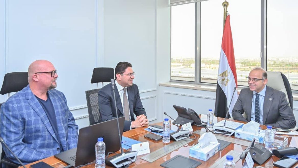 وزير الاستثمار يبحث مع رجل أعمال أمريكي فرص إقامة مشروعات بقطاعي الدواء والذهب