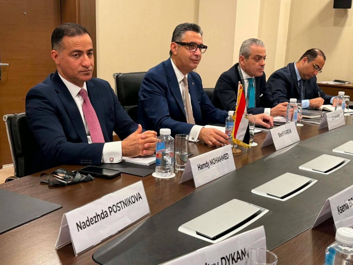 وزير التموين يبحث مستقبل الحبوب مع كبار مُصدّري روسيا
