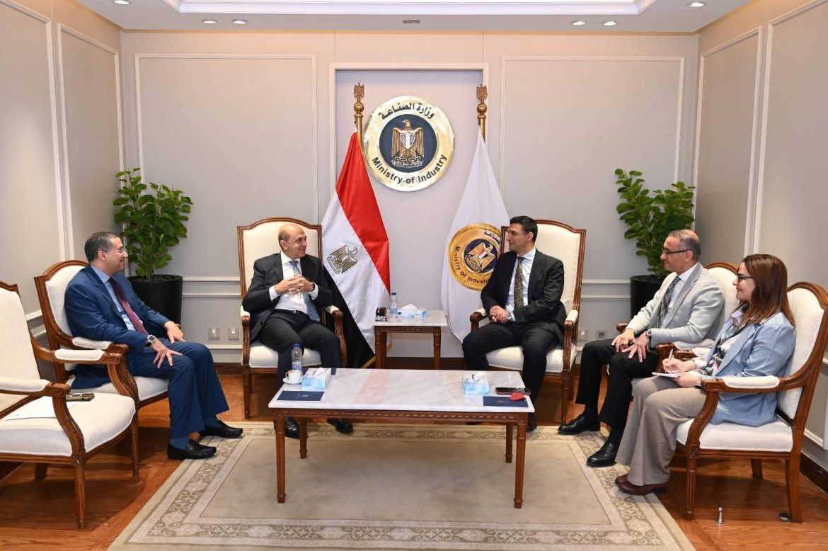 وزير الصناعة يبحث توطين التكنولوجيا الفرنسية في مصر