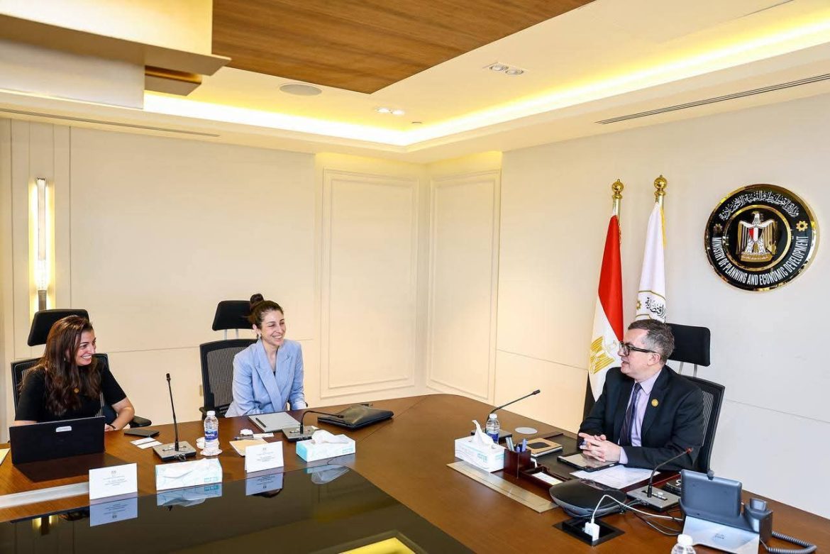 وزير التخطيط يبحث مع البنك الدولي تسريع المشروعات القومية