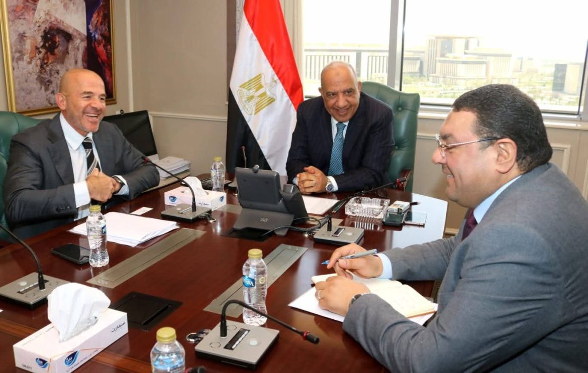 وزير الكهرباء يبحث توفير الطاقة لمشروع مركز بيانات عالمي