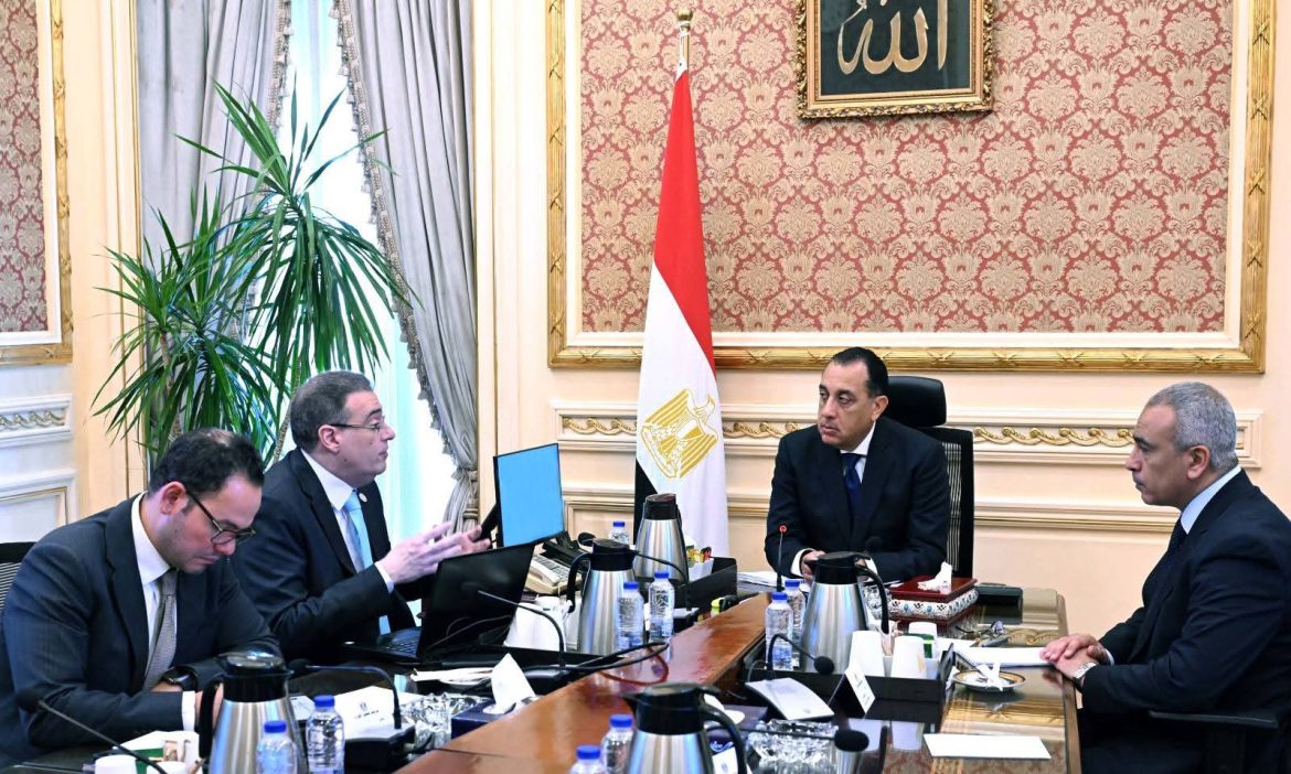 رئيس الوزراء: رفع كفاءة الجهاز الإداري أولوية لتحسين الخدمات