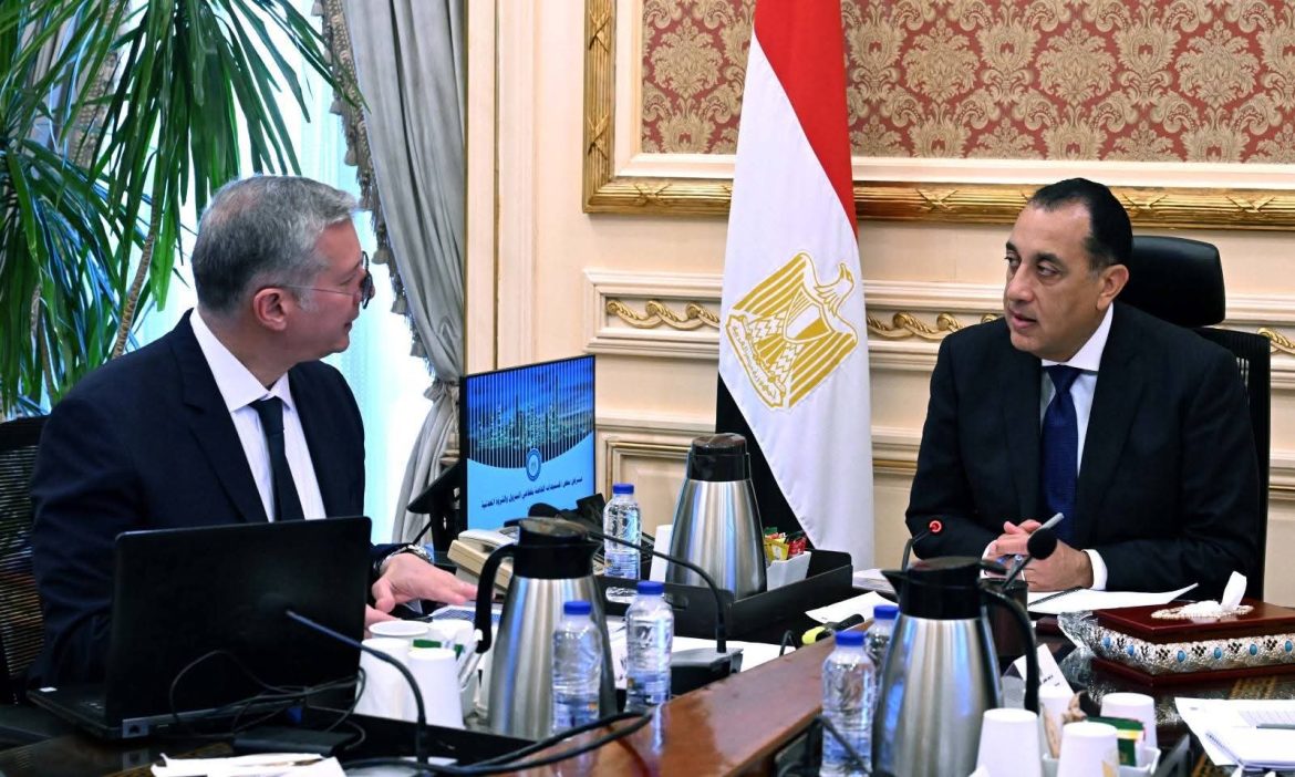 رئيس الوزراء يتابع خطط البترول ويؤكد تسوية مستحقات الشركاء