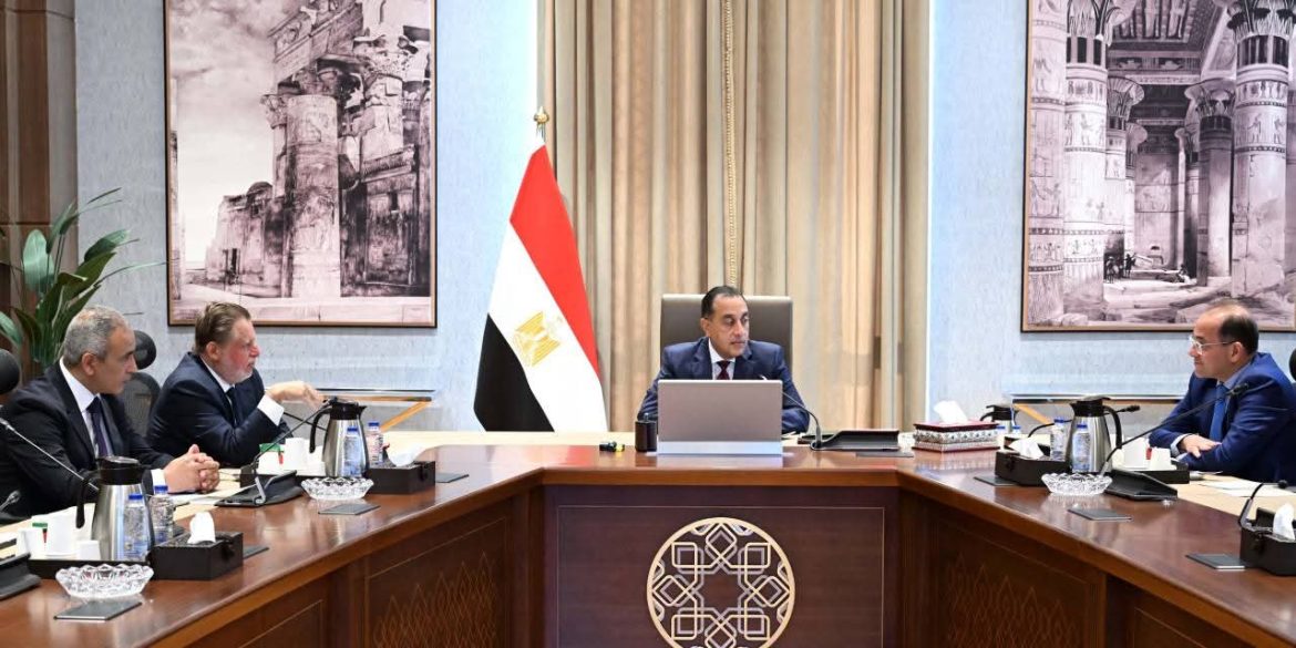 الحكومة تستعرض إجراءات التنسيق مع «المركزي» لإتاحة الاعتمادات المالية لتعزيز مخزون السلع