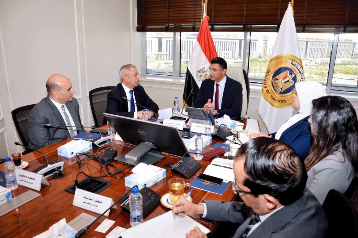 وزير الصناعة يبحث إحياء دور مركز تحديث الصناعة لقيادة التطوير الصناعي