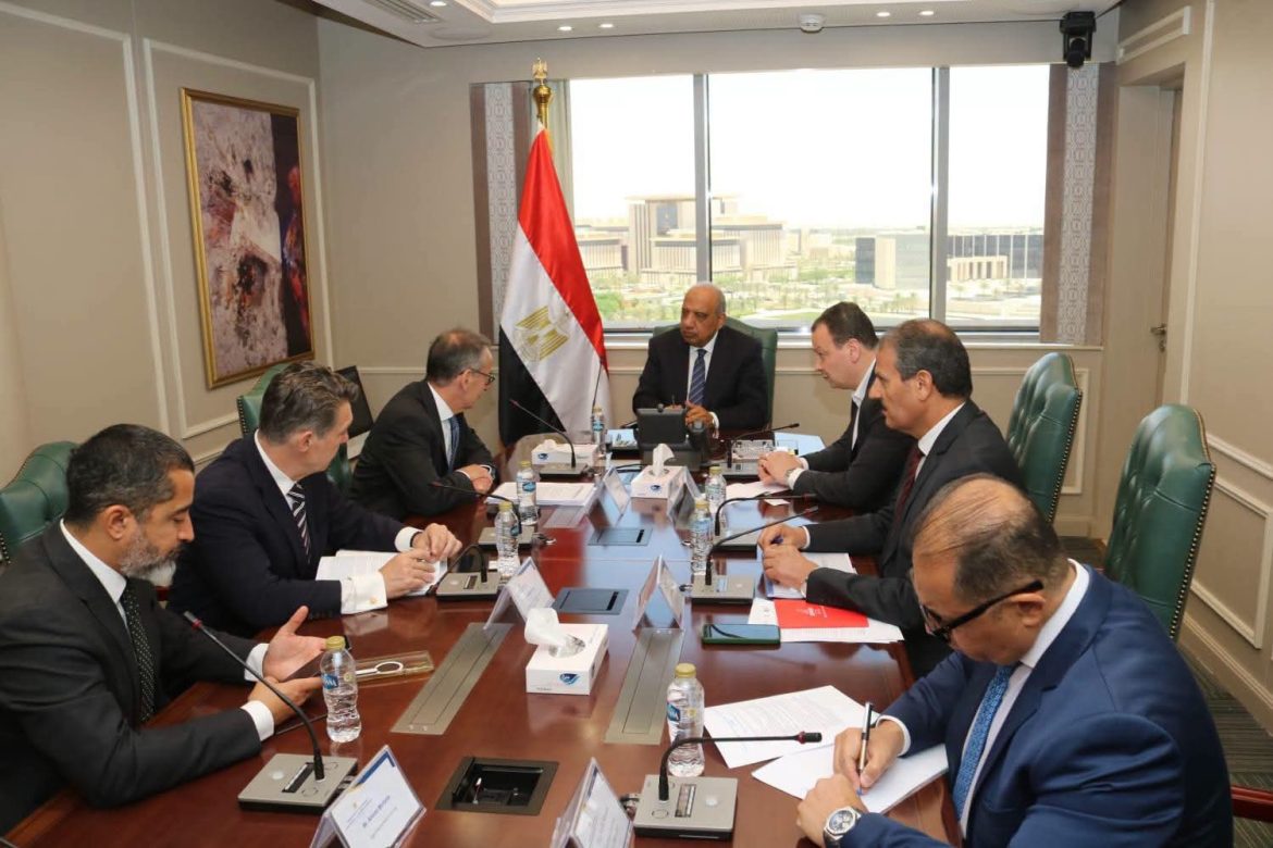 وزير الكهرباء يبحث مع EBRD تعزيز التعاون في دعم الشبكة القومية والطاقة