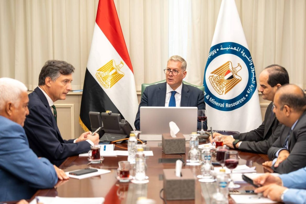 وزير البترول يبحث مع إيني الإيطالية خطط زيادة إنتاج الغاز وحفر آبار جديدة
