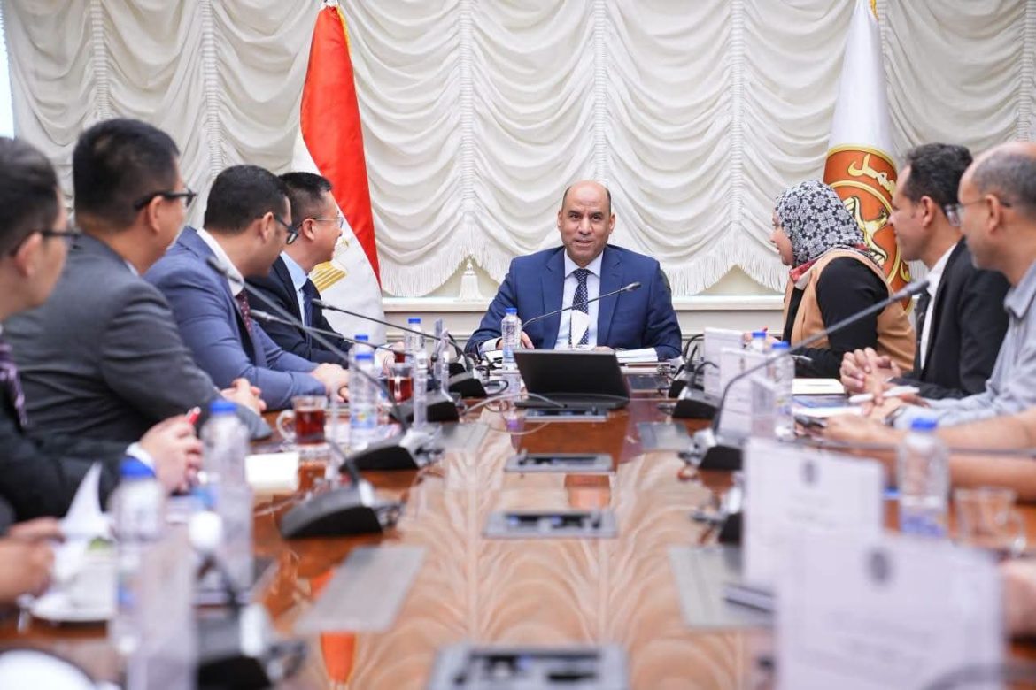 هواوي مصر ووزارة العمل تبحثان تأهيل الشباب لسوق التكنولوجيا