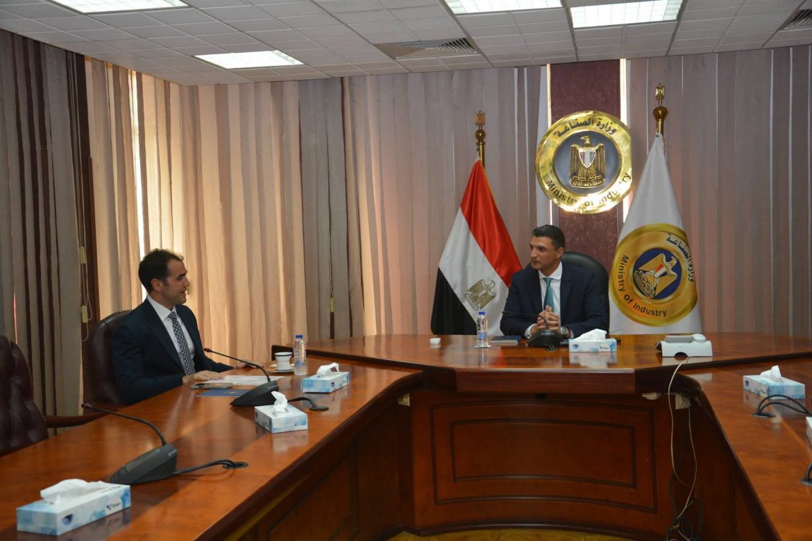 وزير الصناعة يبحث تعزيز استثمارات الغزل والنسيج ودعم التصنيع المحلي