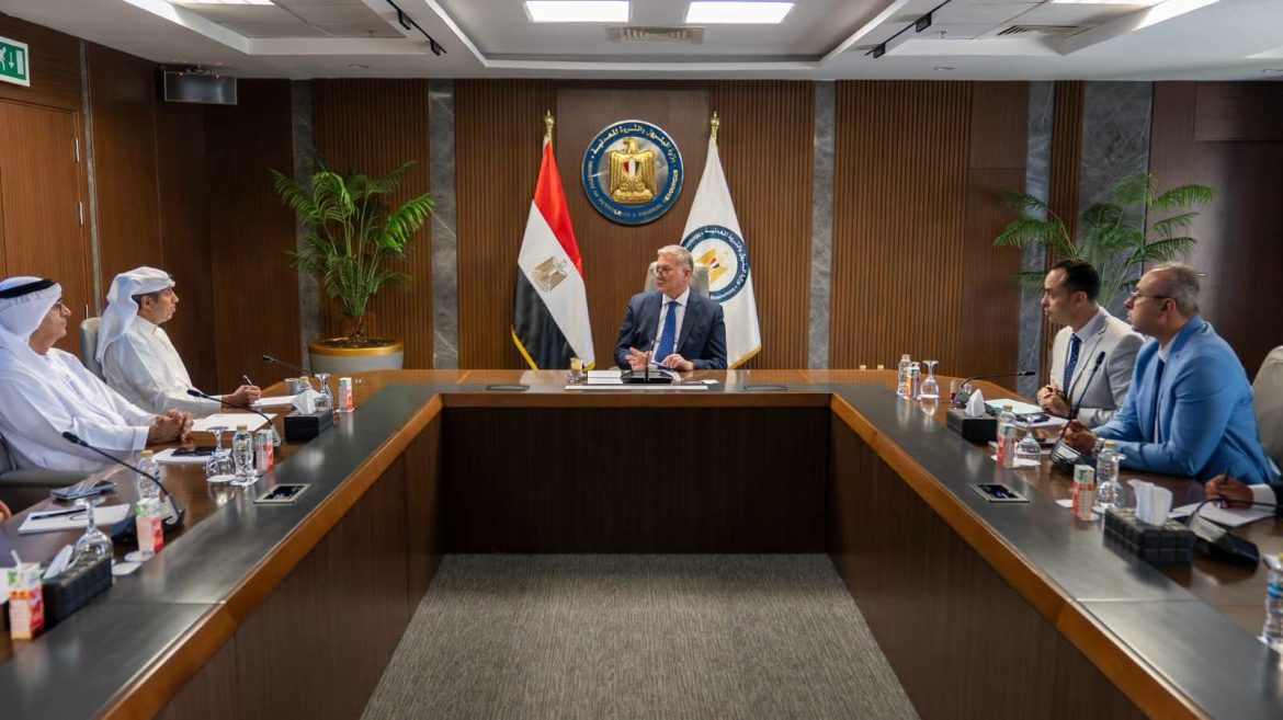 وزارة البترول تبحث مع إينوك فرص الاستثمار في وقود الطائرات والبحر الأحمر