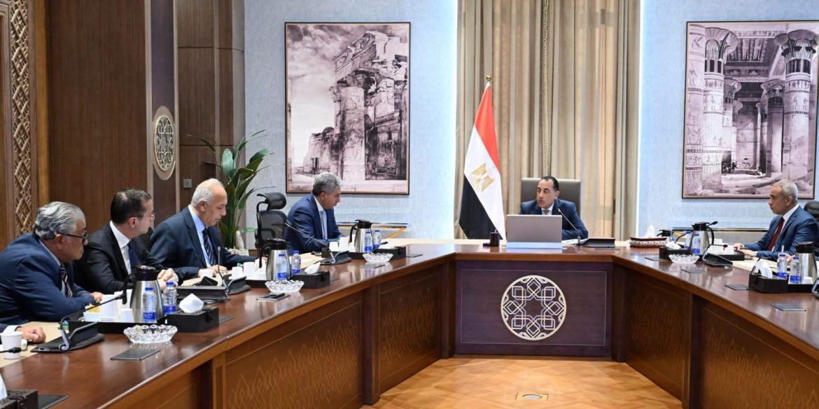 رئيس الوزراء يبحث مع مستثمري السياحة والطيران خطة مضاعفة أعداد السائحين
