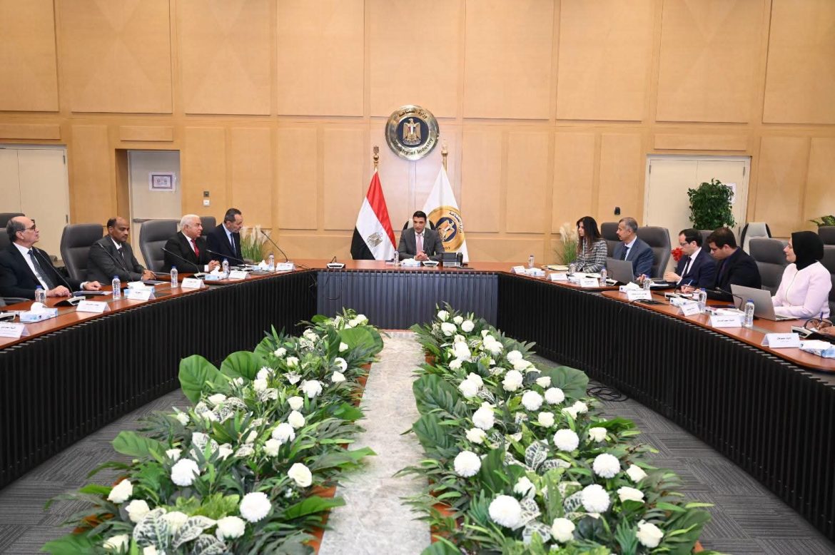 وزير الصناعة يبحث إنقاذ قطاع الأثاث وخطة لزيادة الصادرات