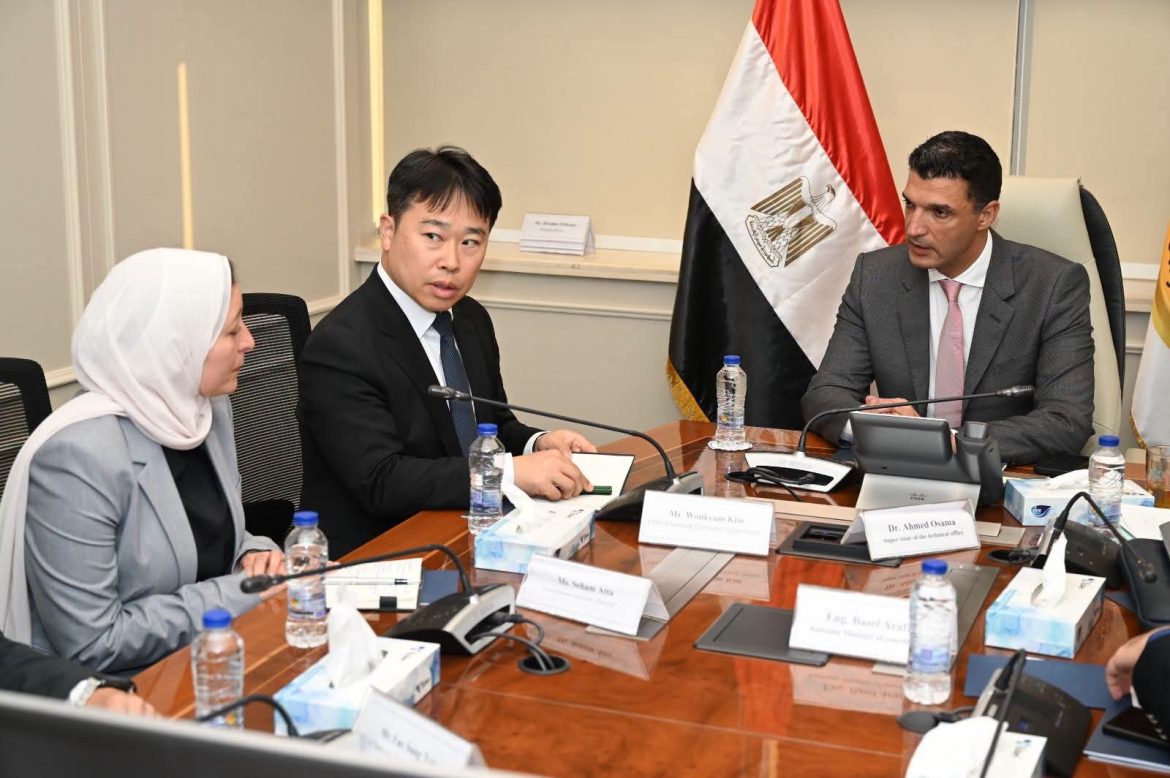 وزير الصناعة يبحث مع «سامسونج» مشروعاتها الحالية وخططها التوسعية في المستقبل