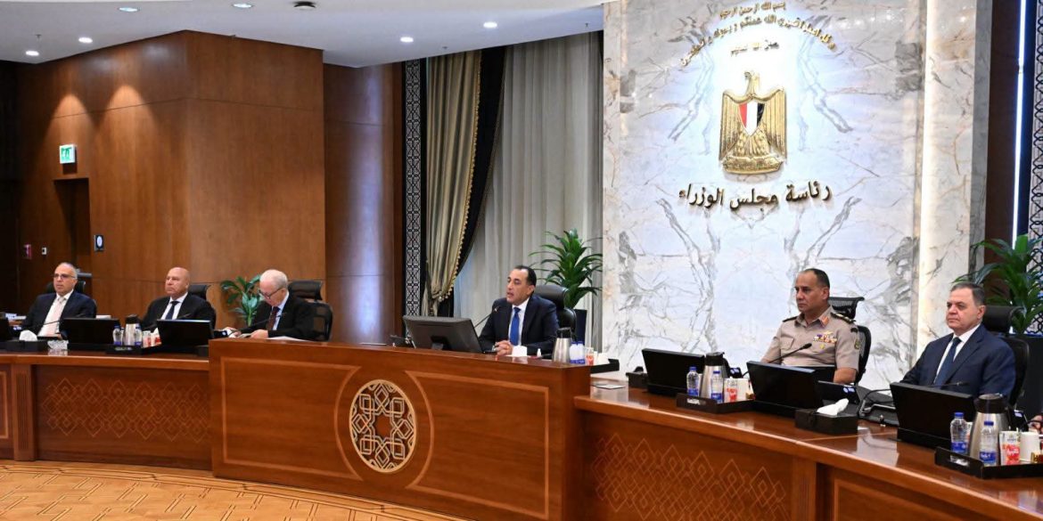 رئيس الوزراء يهنئ الرئيس والشعب بذكرى 30 يونيو خلال اجتماع الحكومة