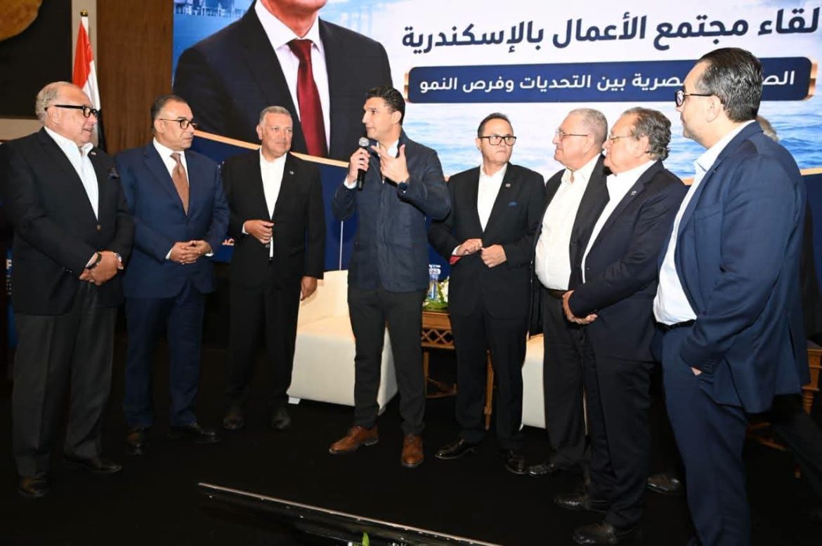 وزير الصناعة يستعرض سبل تحسين مناخ الاستثمار والتكامل الصناعي بالإسكندرية