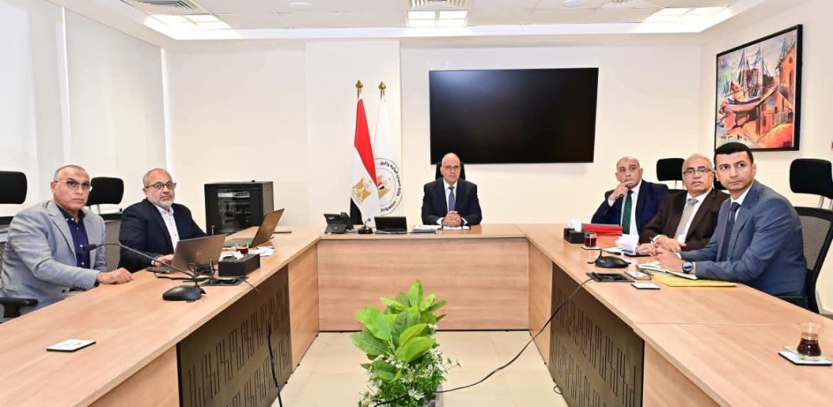 وزير الري يبحث خطة حماية الشواطئ والاستثمارات الساحلية