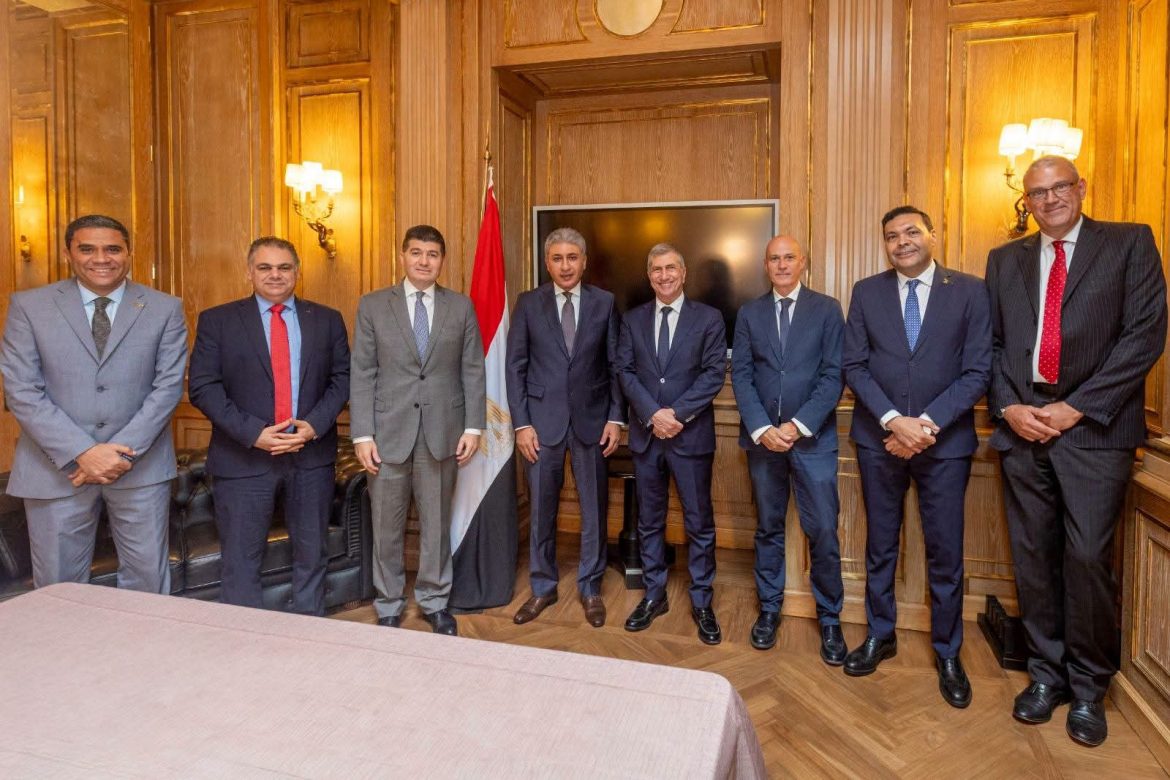 وزير السياحة يقود تحركات دولية لزيادة تدفقات السياح إلى مصر