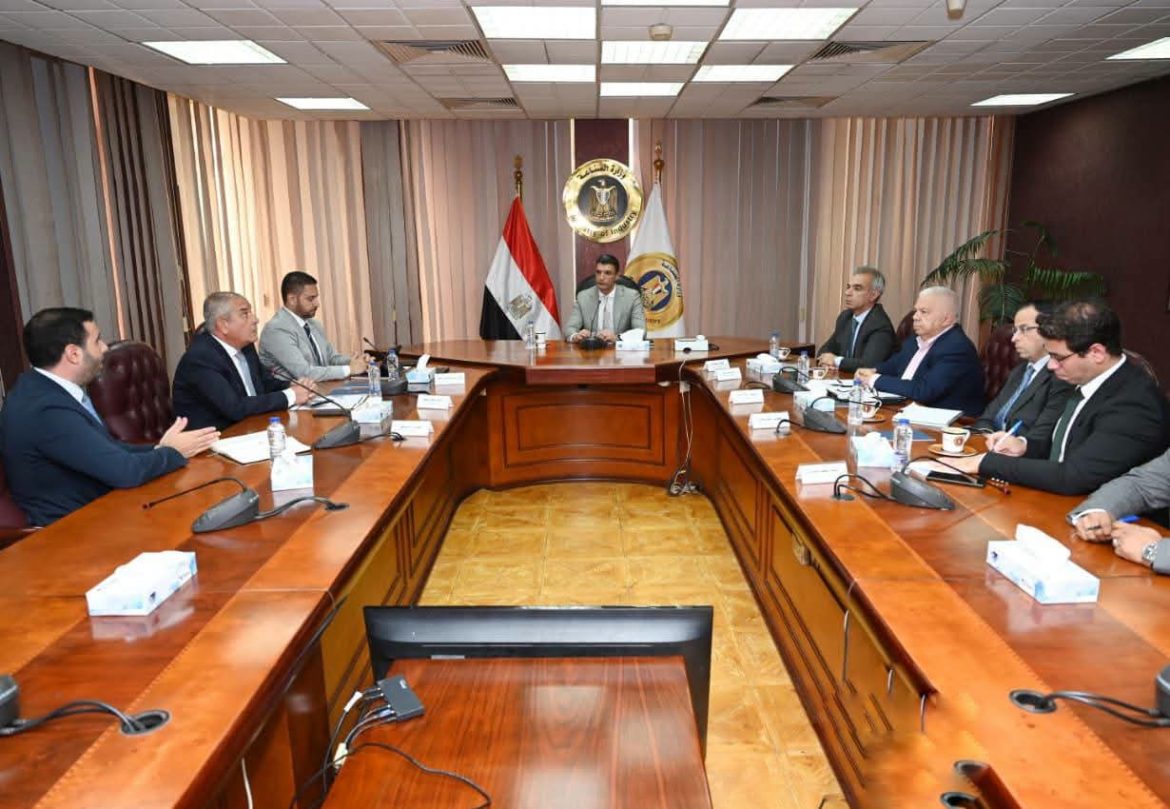 وزير الصناعة يبحث توطين تكنولوجيا الإضاءة والتوسع في الطاقة النظيفة