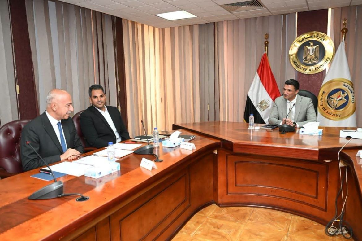 وزارة الصناعة: الطاقة النظيفة تقود الصناعة.. تحركات جديدة لخفض التكاليف