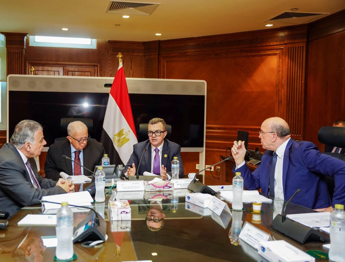 وزير التخطيط يقود خطة تطوير شاملة لبنك الاستثمار القومي