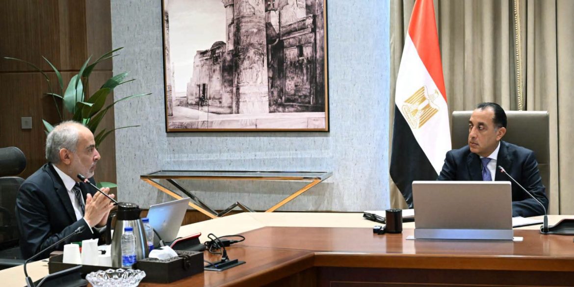 رئيس الوزراء يتابع خطة تطوير محيط الأهرامات وتعظيم العائد السياحي