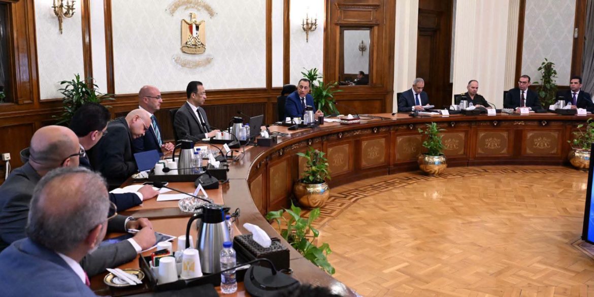 رئيس الوزراء يؤكد ضرورة الانتهاء من مشروعات البنية التحتية للاتصالات