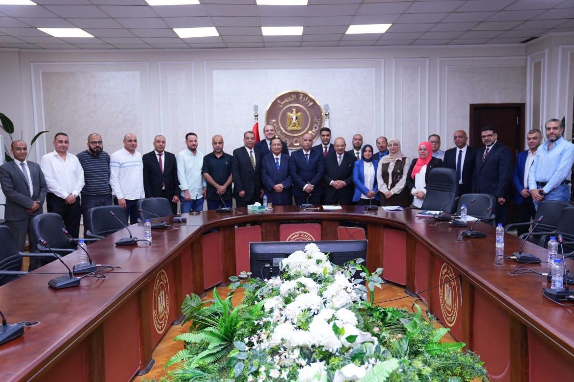 وزير العمل يبحث تعزيز التوظيف مع شركات إلحاق العمالة
