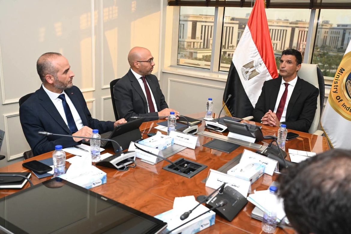 وزير الصناعة يبحث مع «ABB مصر» خطط التوسع وزيادة المكون المحلي